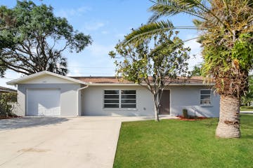 649 SHERIDAN DR VENICE, FL 34293